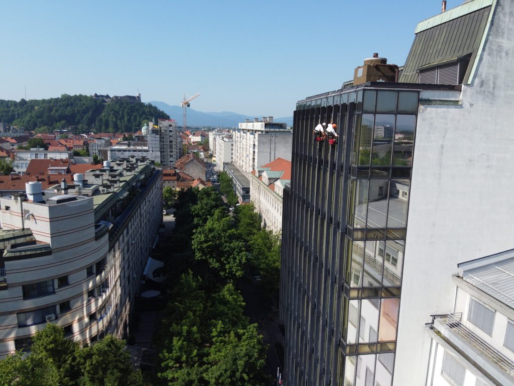 Čiščenje steklene fasade poslovne stavbe